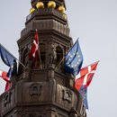 Dänische und EU-Flaggen am dänischen Parlament in Kopenhagen