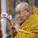Das geistliche Oberhaupt Tibets, der Dalai Lama, betet während einer Veranstaltung, bei der Exiltibeter im Tsuglakhang-Tempel in Dharamshala, Indien, für sein langes Leben beten.