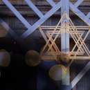 Vor 75 Jahren wurde der Zentralrat der Juden gegründet. Aus Hoffnung und Mut wuchs eine vielfältige Gemeinschaft, die heute als starke Stimme jüdisches Leben, Erinnerung und Zusammenhalt in Deutschland prägt.