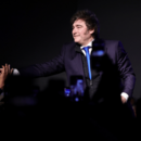 Argentinien erlebt unter Präsident Milei ein beeindruckendes Wirtschaftswachstum und Stabilität, während USA und Europa mit Schulden und Protektionismus kämpfen. Ein neuer Trend in der Weltwirtschaft entsteht.