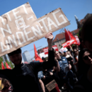 Demonstranten mit Plakat Rettet den 8-Stunden-Tag 