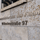 Schriftzug an der Außenwand des Bundesministeriums der Finanzen in Berlin.