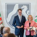 Ministerpräsident Hendrik Wüst verleiht den Verdienstorden des Landes Nordrhein-Westfalen an Sabine Leutheusser-Schnarrenberger.