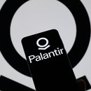 Das Logo von Palantir Technologies wird auf einem Mobiltelefon angezeigt