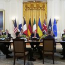 US-Präsident Donald Trump im Gespräch mit dem britischen Premierminister Keir Starmer, dem französischen Präsidenten Emmanuel Macron, der italienischen Premierministerin Giorgia Meloni, dem deutschen Bundeskanzler Friedrich Merz, dem NATO-Generalsekretär Mark Rutte, dem ukrainischen Präsidenten Wolodymyr Selenskyj, dem finnischen Präsidenten Alexander Stubb und der Präsidentin der Europäischen Kommission Ursula von der Leyen.  