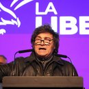 Der argentinische Präsident Javier Milei spricht nach Schließung der Wahllokale bei den Provinzwahlen in La Plata, Argentinien