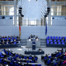 Lars Klingbeil (SPD, M), Bundesminister der Finanzen, spricht in der 26. Plenarsitzung der 21. Legislaturperiode im Deutschen Bundestag.