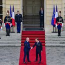 Der scheidende französische Premierminister François Bayrou und der neu ernannte Premierminister Sébastien Lecornu während der Amtsübergabe im Hôtel de Matignon in Paris.