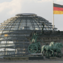 Viergespann auf dem Brandenburger Tor und Kuppel des Reichstags, Berlin.