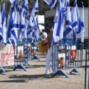Der Geiselplatz ist ein öffentlicher Platz vor dem Tel Aviv Museum of Art. Nach den Anschlägen vom 7. Oktober errichteten die Familien der Geiseln aufgrund der Nähe zum Hauptquartier der israelischen Streitkräfte ein dauerhaftes Lager auf dem Platz.