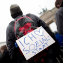  Demonstranten mit Plakat Ich liebe den Sozialstaat 