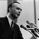 Hans Friderichs an einem Rednerpult ca. 1970 