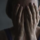 Gewalt gegen Frauen entsteht aus Machtstrukturen, falschen Männlichkeitsbildern und Schweigen. Institutionelles Versagen und Täter Opfer Umkehr zeigen, wie dringend Rechtsstaat und Gesellschaft handeln müssen.