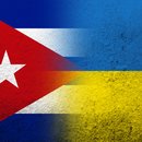 Die Nationalflagge der Republik Kuba mit der Nationalflagge der Ukraine