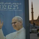 Eine Plakatwand zeigt ein Bild von Papst Leo XIV. vor seinem bevorstehenden Besuch im Libanon in der Innenstadt von Beirut.