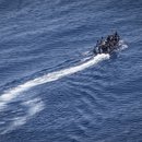 Migranten steuern ein Boot von der Nordküste Afrikas über das Mittelmeer in Richtung Italien.