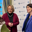 Sabine Leutheusser-Schnarrenberger und Daniela Schmitt im Gespräch während der Veranstaltung "Frauen in Verantwortung".