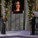  Die Tochter der Friedensnobelpreisträgerin, Ana Corina Sosa, nimmt den Preis während der Verleihungszeremonie im Rathaus von Oslo im Namen ihrer Mutter entgegen. 