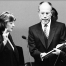 Bundestagspräsidentin Prof. Dr. Rita Süssmuth (rechts) vereidigt die neue Justizministerin Sabine Leutheusser-Schnarrenberger (links)