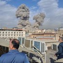 Menschen beobachten, wie nach einer Explosion in Teheran, Iran, am Samstag, dem 28. Februar 2026, Rauch in den Himmel aufsteigt. (AP Photo)