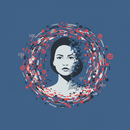 Symbolbild: Eine Frau in der Bildmitte, umgeben von einem Wirbel aus Chat-/Sprechblasen, Emoji-Symbolen und Störbild-Fragmenten.