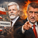Andrej Babiš im Vordergrund zeigt mit ernstem Blick nach vorn, im Hintergrund Petr Pavel sowie Proteste mit tschechischer Flagge und dramatischer Feuerkulisse.