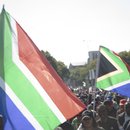 Südafrikanische Flagge bei einer Demonstration