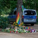 Im Berliner Tiergarten liegen Blumen und Beileidsbekundungen an einem der Tatorte im Berliner Tiergarten, zwei Tage nach dem Anschlag auf die Feiern des 48. Berliner Christopher Street Day.
