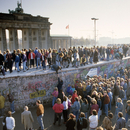 Berliner aus beiden Teilen der Stadt auf der Mauer am Brandenburger Tor. 