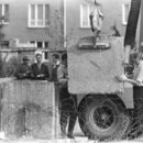 Das Aufstellen von Betonblöcken 1961