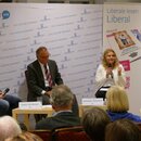 Stefan Windberger (NEOS), Sebastian Steinmayr (Moderator) und Nadja Hirsch (MdEP)