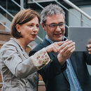 NRW-Ministerin Yvonne Gebauer und Gymnasiallehrer Frajo Ligmann machen ein Selfie