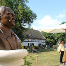 Neue Büste Friedrich Naumanns und das alte Pfarrhaus, in dem er 1860 geboren wurde.