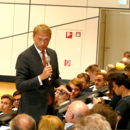 Christian Lindner im Austausch über Europa mit Studenten im darmstadtium.