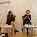 v.l.n.r.: Prof. Dr. Miriam Gebhardt, Historikerin, Moderatorin Barbara Streidl, Sofie-Scholl-Darstellerin Lara Sienczak und Petra Wüllenweber, Autorin und Regisseurin des Theaterstücks die Weiße Rose