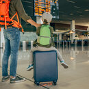 Vater und Sohn am Flughafen
