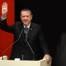 Erdogan hebt die Hand zur Vereidigung