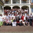 Die Teilnehmer beim Vorbereitungstraining in der Evangelischen Akademie Siebenbürgen (EAS). Andrei Covaci (Mitte) zeigt stolz sein T-Shirt mit einer Million. Er ist sowohl Koordinator der USR-Freiwilligen, wie auch Gründungsmitglied der Initiative Rumänie