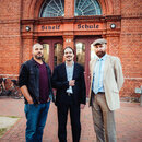 Die drei Referenten vor dem Veranstaltungsort