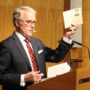 Rüdiger von Fritsch zeigt einen gefälschten BRD-Reisepass