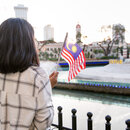Eine Frau mit der malaysische Flagge 