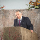 Ludwig Theodor Heuss bei seiner Laudatio in der Paulskirche. 