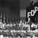 Der FDP-Vorsitzende Franz Blücher (am Rednerpult) erklärte am 27. Juni 1953 in Lübeck während der Eröffnungsrede zum Ausserordentlichen Parteitag, daß die FDP auf ihrem Treffen mehr als sonst vom "ganzen Deutschland" sprechen werde.