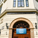 Die Central European University (CEU). Sie ist eine Privatuniversität mit Sitz in New York (USA), und einem Campus in Budapest (Ungarn)