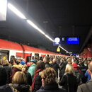 Zahlreiche Menschen warten am Hauptbahnhof auf eine S-Bahn, nachdem ein Streik den Zugverkehr lahmgelegt hat. Die Eisenbahn- und Verkehrsgewerkschaft (EVG) hat nach abgebrochenen Tarifgesprächen zu einem bundesweiten Warnstreik aufgerufen.