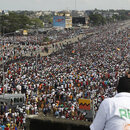 Unterstützer des Präsidenten Alassane Ouattara warten auf die Ankunft des Präsidenten bei einer Wahlkundgebung.