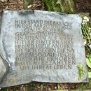 Gedenktafel zur Erinnerung an das gescheiterte Attentat auf Adolf Hitler durch Claus Schenk Graf von Stauffenberg im Freilichtmuseum Fuehrerhauptquartier Wolfsschanze