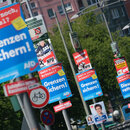 Plakate von Parteien am rechten Rand