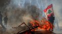 Libanon Revolution - Brennende Absperrungen am libanesischen Außenministerium