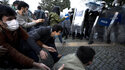 Studierende der Bogazici Universität treffen vor der Universität auf Spezialkräfte der Polizei